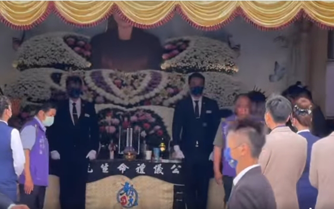 「安嫂」告别式11日举行，但「安哥」却没有现身送别。（图／摄自FB@Allen哥的正能量）