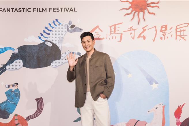 周兴哲17日现身金马奇幻影展，和粉丝们一起进戏院看片。（金马提供）