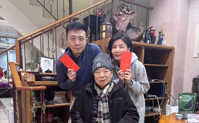 廖峻(中)儿子廖锦德(左)不满爸爸的手机被经纪人拿走，火大报警。（图／摄自FB@锦德）