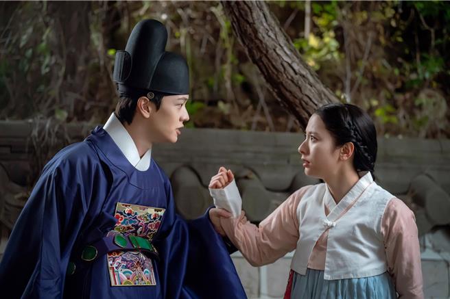 陆星材（左）金知妍（苞娜）有深刻的感情对手戏。（Hami Video提供）