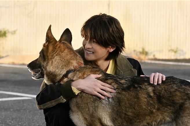 高桥文哉很快就跟狗演员「小樱」打成一片，让导演笑称狗狗也爱美男。（采昌提供）