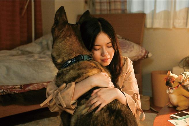 西野七濑使出「零食作战」成功掳获狗演员的芳心。（采昌提供）