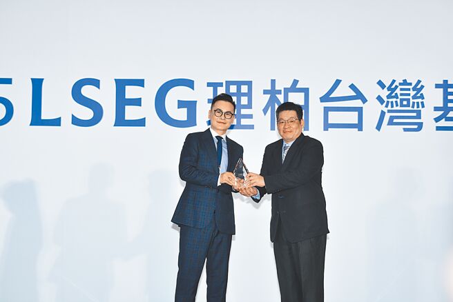 台新高股息平衡基金本届2025理柏台湾基金奖大丰收，台新高股息平衡基金经理人刘宇衡（右）代表上台领奖。图／顏谦隆