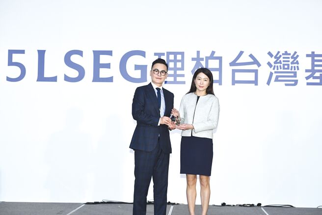 联博国际医疗基金连续第二年同时获得理柏基金奖5年期与10年期奖项肯定，展现长期投资实力与持续性的表现。图／顏谦隆