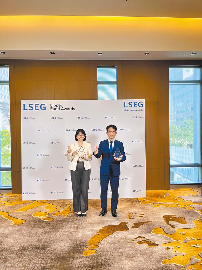 施羅德投信榮獲理柏2項團體大獎，由施羅德投信產品發展部協理蔡宛庭（左）、行銷企劃部副總裁陳冠君（右）出席領獎。圖／施羅德投信提供