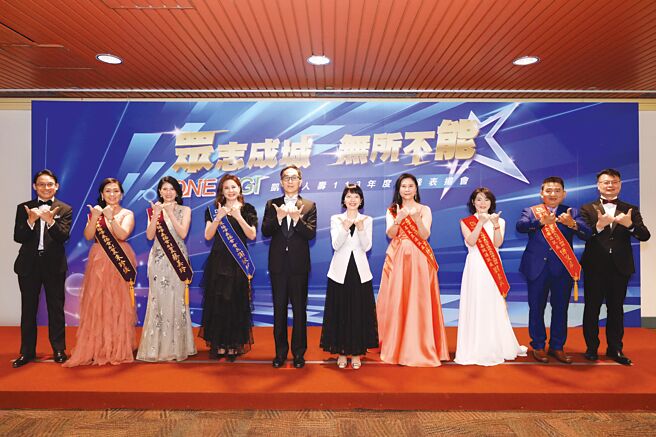 凱基人壽113年度極峰表揚會，凱基金控暨凱基人壽董事長王銘陽（左五）、總經理郭瑜玲（右五）勉勵獲獎菁英及業務團隊，秉持「We Share We Link」的精神，用心分享，連結夢想，持續追求卓越，成為陪伴保戶前行的力量。圖／凱基人壽提供