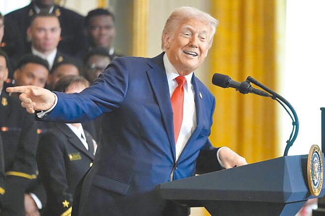 就美中双边贸易谈判，川普15日提及「现在球在中国手中」。（美联社）