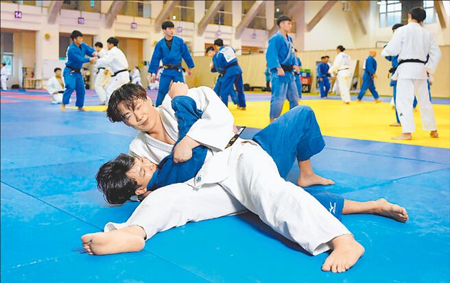双北世界壮年运动会5月17日登场，亮点选手不仅有前中华职棒中信兄弟队球员周思齐、林家纬，歌王萧煌奇也将参加柔道比赛。图为身穿白色柔道服的萧煌奇练习情形。（华纳音乐提供／温予菱台北传真）