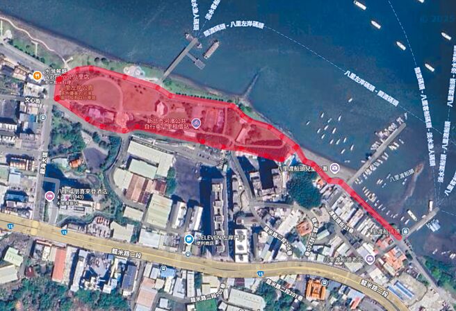 新北市政府公告自6月1日起，淡水老街、八里老街、新月橋與熊猴森樂園4大熱門地點全面禁止「微型電動二輪車」進入。圖為八里老街（八里渡船頭至觀海大道沿河岸段）禁止進入範圍。（新北市高灘處提供／張鎧乙新北傳真）