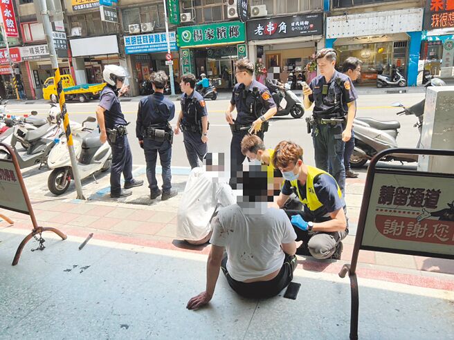 新北市海山警分局员警在板桥区中山路二段拦查到在法院外斗殴的父子檔。（民眾提供／王扬杰新北传真）