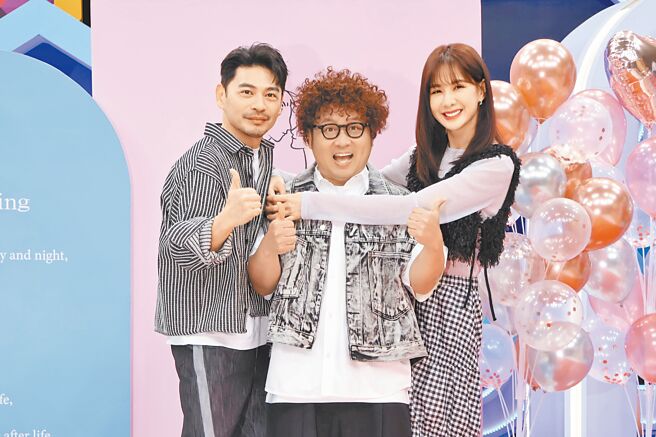 阿Ken（左起）、納豆、安心亞16日在中天《同學來了》，抱抱展現好交情（中天綜合台提供）