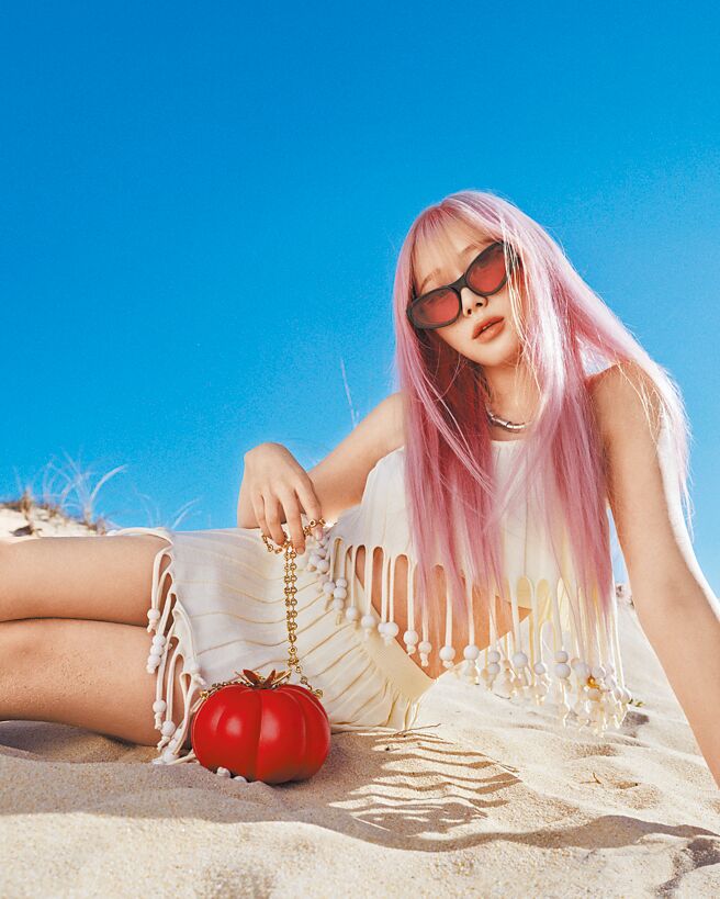 aespa日韩混血成员Giselle一头粉红秀髮超仙，日前为LOEWE新系列拍造型目录。（LOEWE提供）