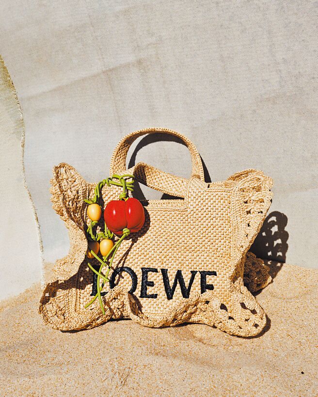 LOEWE本季Paula’s Ibiza系列新品，织篮以传统手工制作。（LOEWE提供）