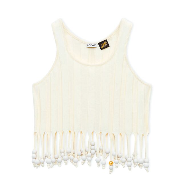 LOEWE本季Paula’s Ibiza系列新品，服饰以俐落线条散发自由感。（LOEWE提供）