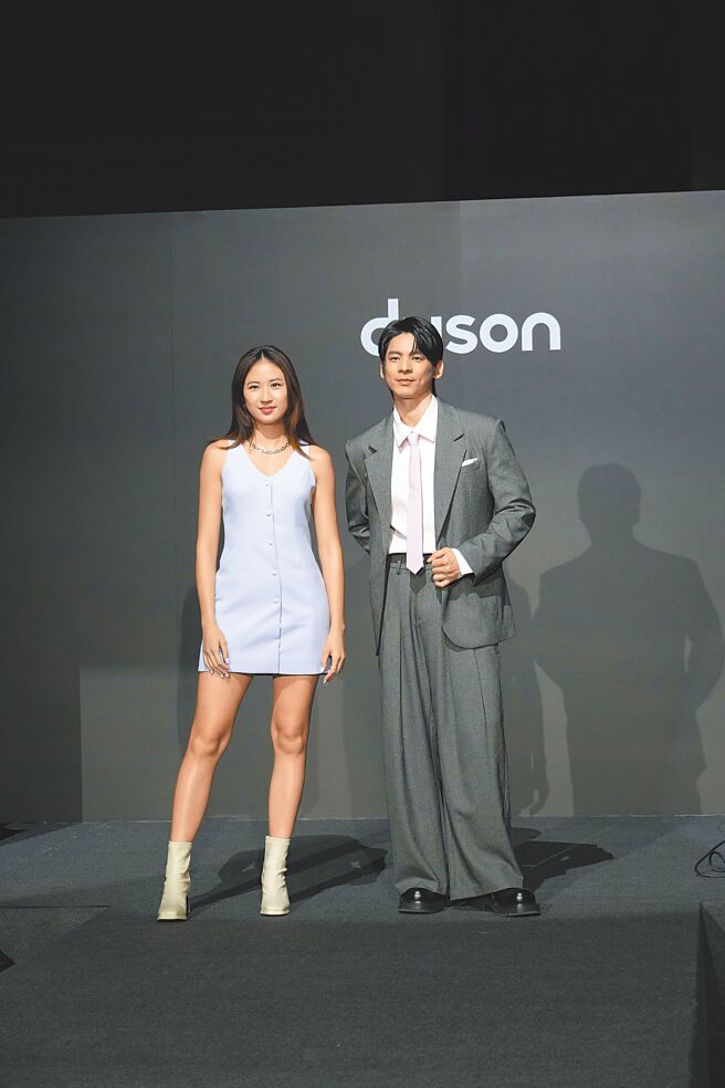 9m88（左）与林柏宏于16日一同出席Dyson新品发表会。（古明弘摄）