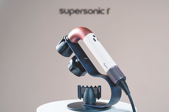 Dyson Supersonic r精准造型轻量吹风机配备多元智能吹嘴，搭配RFID自动辨识与记忆吹嘴风速、风温，建议售价1万4900元。（Dyson提供）