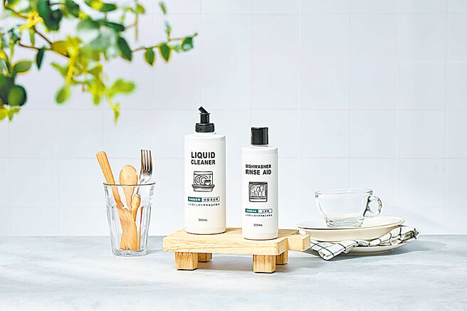 淨毒五郎推出了兩款環保植萃配方的「洗碗機專用」新品：「洗碗機專用碗盤清潔劑」與「洗碗機專用光潔劑」（見圖），以檸檬酸來去除油污和分解異味，並透過環保型螯合劑軟化水質及去除水漬，滿足洗碗機使用者最在意的去污力、異味粉末不殘留的問題。即日起至4月24日於官網推出地球月專屬優惠，包括洗碗機相關新品單入9折、雙入組合86折，再生塑料瓶器系列/補充瓶回購，最高86折；消費滿1800元送50元購物金。（淨毒五郎提供）
