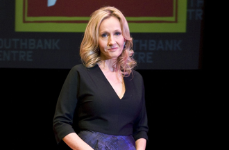 英最高法院裁定「跨性別不應視為女性」 J.K.羅琳發舉杯照慶賀