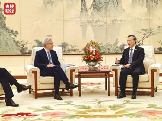 川普關稅大使？黃仁勳「西裝領帶」赴北京  專家曝：美恐已經給出警告