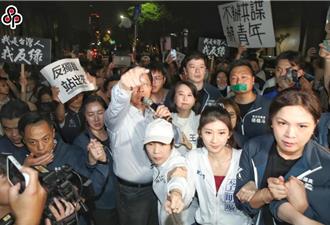 劉世芳下令把抗議人士移送地檢署 鍾沛君自首嗆：求之不得的勳章