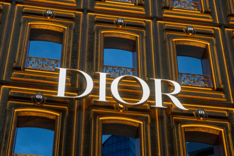 Jonathan Anderson同集团转调空降Dior男装 LVMH股价随即微升