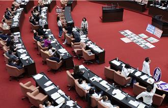 核三延役公投逕付二讀 白委批全世界都能處理核廢料就台灣不行