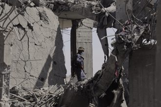 影》美軍空襲「葉門石油港」爆炸火光衝天 釀38死102傷 