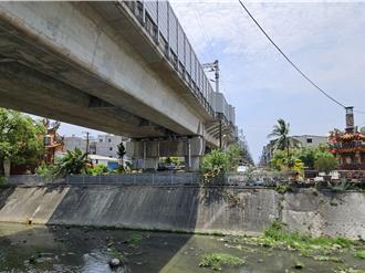 屏東潮州高架鐵路下道路被溪流阻斷 居民盼興建便橋