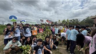 從土地到餐桌 學子放心在無農藥田中享受拔蘿蔔