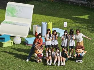 師生合力創作裝置藝術 巨型書本、彩繪木船妝點校園吸睛