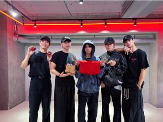 FEniX演唱會倒數 《原少》學弟驚喜探班送紅內褲