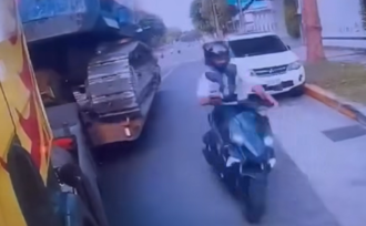 大車方向燈「閃到快燒掉」 騎士仍硬鑽...網怒：不要命了嗎