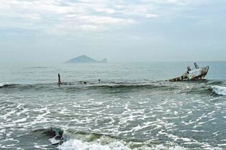 宜蘭漁船觸礁 擱淺3個月