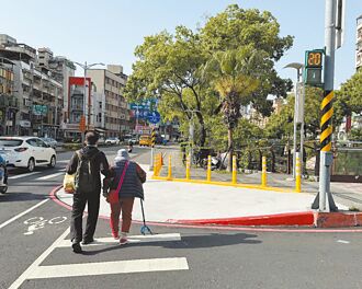 新庄危险路口 新设行人庇护岛