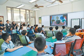 南投 企業贈中小學1744台投影機