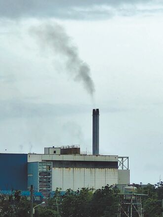 台東 焚化廠冒黑煙 排汙超標10倍