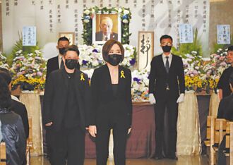 葉天健告別式 于美人、包翠英謝恩