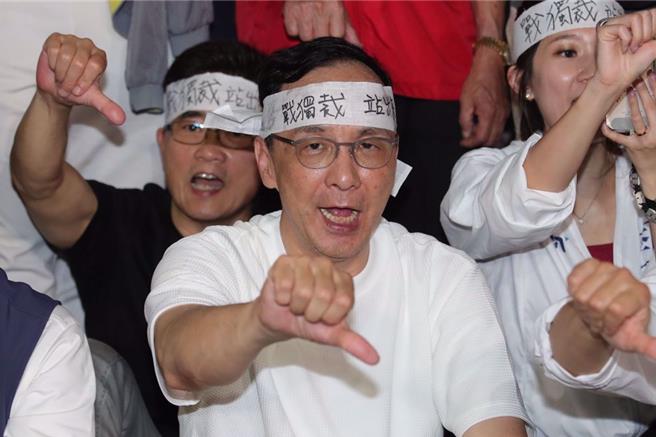 国民党主席朱立伦（见图）与桃园市长张善政及党籍立委们在北检外席地抗议。（黄世麒摄）