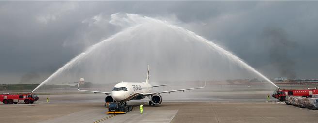 星宇航空台北直飞神户航线18日开航，机场公司特地为班机举行洒水仪式庆祝首航。（范扬光摄）