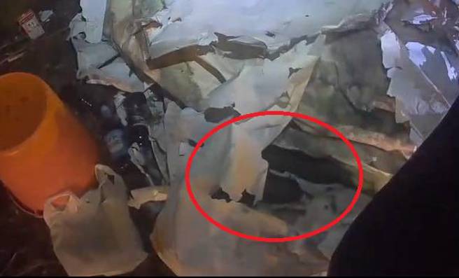 破烂帆布覆盖浓厚腐臭味，惊见一双脚！民眾吓坏报警「真相」曝光。（翻摄画面）