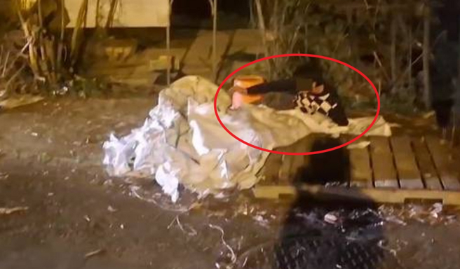 破烂帆布覆盖浓厚腐臭味，民眾惊见一双脚急报警，所幸吴姓男子只是酒醉并无大碍。（翻摄画面）