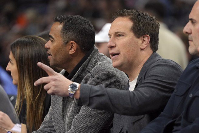 太阳老板伊什比亚(右)把球队本季失败责任全推给前教头布登豪瑟。(美联社资料照)