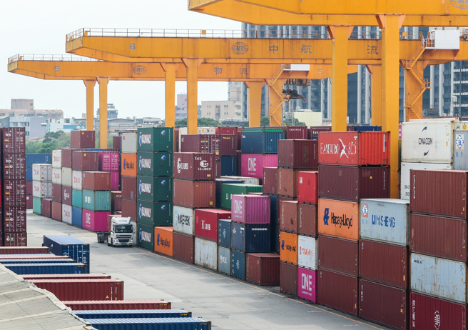 美国总统川普对全球实施对等关税，原要对我货物课徵32％关税，4月10日宣布暂停实施90天，税率先维持在10％。交通部指出，因美国已暂缓实施课徵对等高关税，短期货运装载率已逐步恢復，后续变化仍需视美方关税政策持续观察。（示意图／本报资料照）