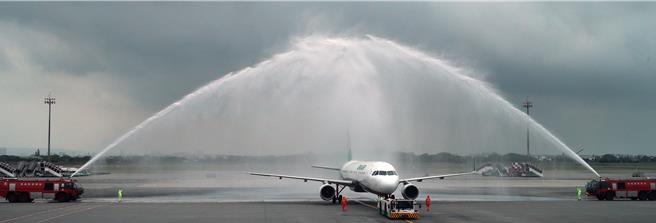 长荣航空台北直飞神户航线18日开航，机场公司特地为班机举行洒水仪式庆祝首航。（范扬光摄）