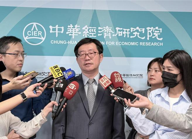 中华经济研究院长连贤明认为，今年经济情势应在「乐观情境」到「一般」之间，最悲观的预测机率约10～20％。图／陈碧芬