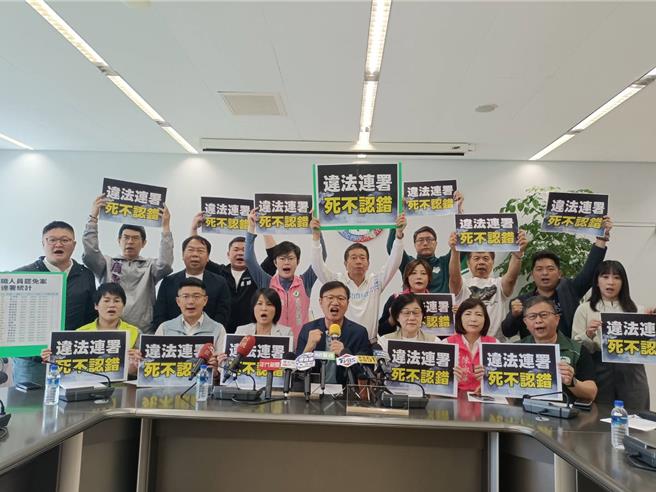 台中市议会民进党团18日点名市长卢秀燕是蓝营「幽灵连署」文化的始祖。（陈淑娥摄）