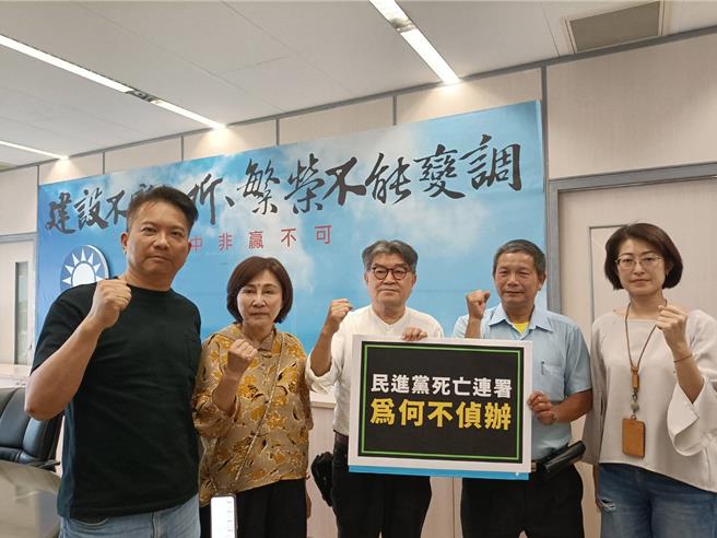 台中市议会国民党团反讥是乌贼战，强调26日全力动员上凯道抗议。（陈淑娥摄）