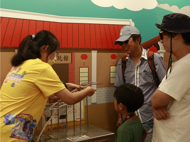 今年宜兰童玩节在7月5日至8月17日举行，宜兰县文化局将招募短期工作人员与随队翻译，图为去年童玩节照片。（图／宜兰县文化局）