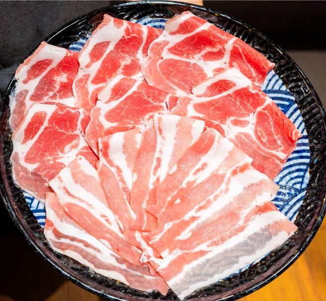 「PURE RARE芬蘭豬」被評為全世界最乾淨國家養育出來的健康自然的豬肉美味，口感細嫩，油脂豐而不膩、鮮美可口，完全無腥味。（圖／乾杯集團）