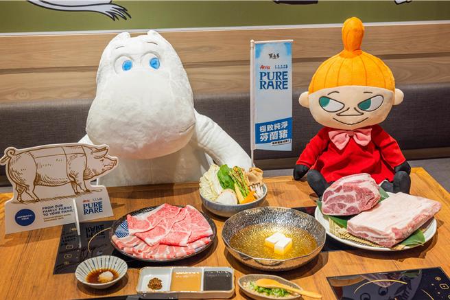 「黑毛屋X MOOMIN姆明主題鍋物店」超暖心的「陪伴服務」，業者準備1組姆明一家可愛玩偶陪伴顧客享用火鍋，讓用餐的過程充滿歡樂。（圖／乾杯集團）